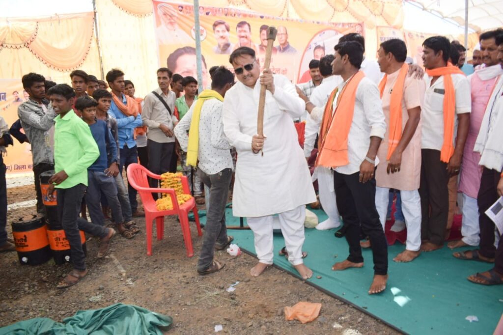 बड़वानी; ग्राम कुंभखेत में लंबे समय से चली आ रही सड़क की मांग हुई पूरी, केबिनेट मंत्री एवं जिला पंचायत अध्यक्ष ने किया भूमिपूजन 3 19