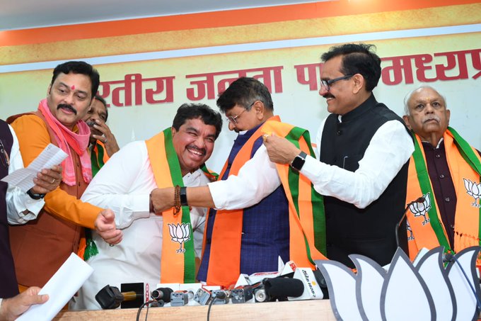 मप्र में कांग्रेस को बड़ा झटका, पूर्व केंद्रीय मंत्री सुरेश पचौरी, गजेंद्र सिंह राजूखेड़ी व इंदौर के दो विधायक शुक्ला व पटेल भाजपा में हुए शामिल 2